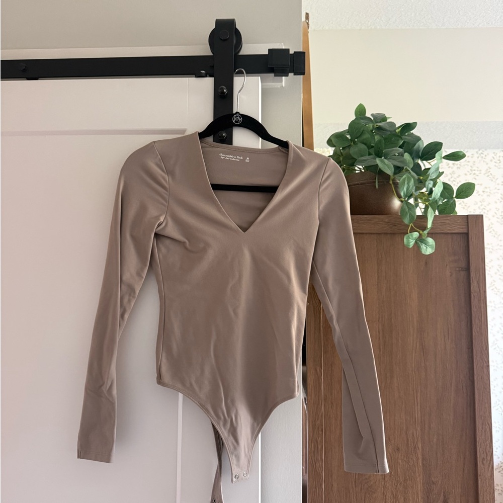 Abercrombie & Fitch Taupe V-Neck Long Sleeve Bodysuit